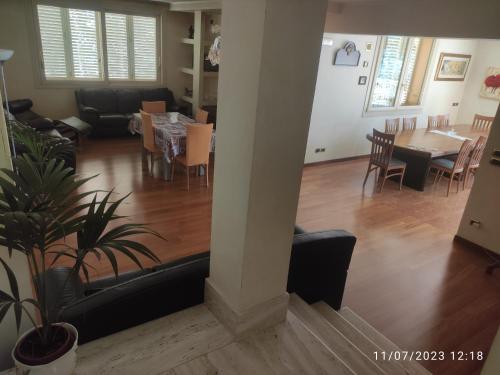 阿斯科利皮切諾的住宿－Parco dei Gelsomini，客厅和带桌椅的用餐室