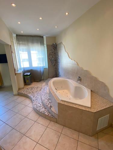 a large bathroom with a tub in the middle at Cologne Apartments, direkt am Dom Zentrum 3 Zimmer Studio 46 qm in Cologne