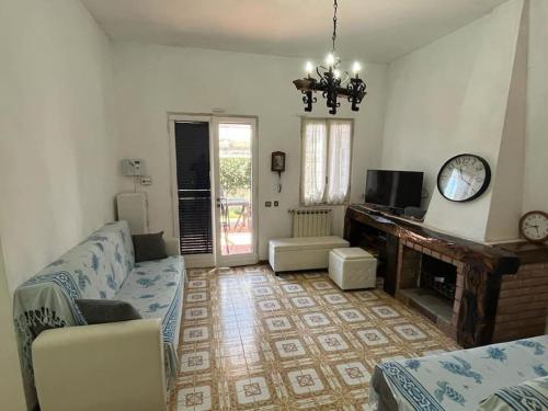 uma sala de estar com um sofá e uma lareira em Villa Esperanza em Marina di Cerveteri