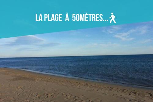 Una persona caminando por la playa con las palabras "la place a veces" en L'Escale de la Plage, en Gruissan