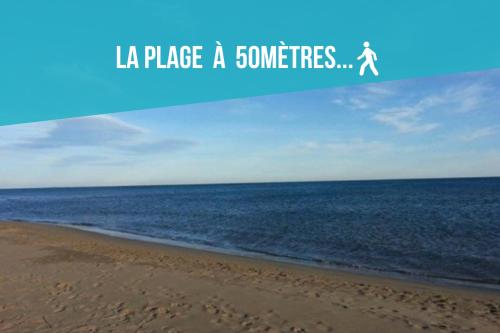 Una persona caminando por la playa con las palabras la place a Sometimes en L'Escale de la Plage, en Gruissan