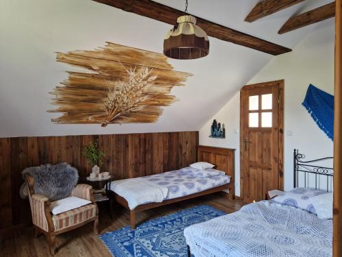 Tempat tidur dalam kamar di Chata nad Sanem