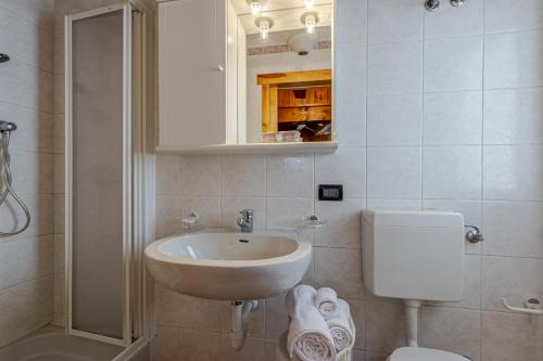 La salle de bains est pourvue d'un lavabo, de toilettes et d'un miroir. dans l'établissement La Leitery du Mont Blanc 2, à Courmayeur