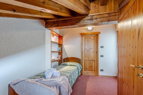 - une chambre avec deux lits et un plafond en bois dans l'établissement La Leitery du Mont Blanc 2, à Courmayeur