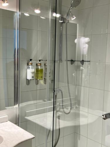 ein Bad mit einer Dusche und einer Glastür in der Unterkunft Hotel Boutique Cutipay in Valdivia