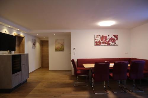 a waiting room with a table and chairs at Landhaus-Appartements Warraich in Schladming