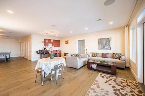 Adorable 2 Bedrooms with Private washroom in Kelowna -Shared Living Room