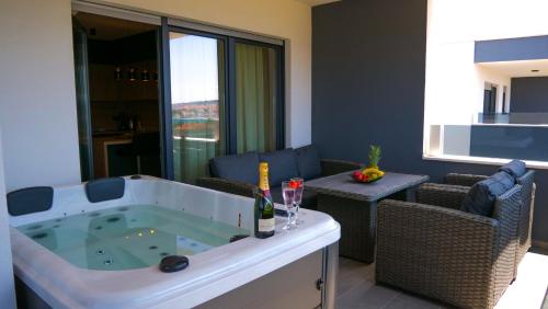 ein Wohnzimmer mit Whirlpool im Zimmer in der Unterkunft Luxury penthouse SkyView in Trogir