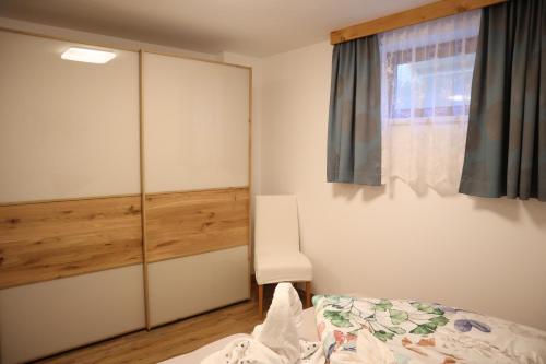 a bedroom with a bed and a window at Landhaus-Appartements Warraich in Schladming