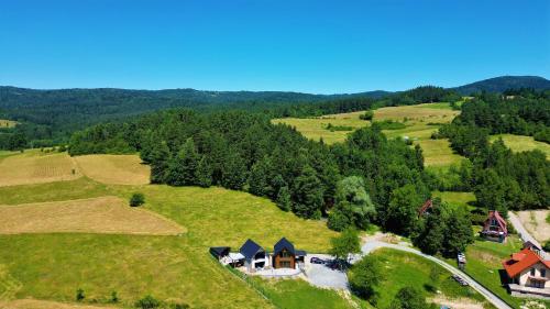 una vista aérea de una casa en una colina en Domki pod Luboniem en Rabka