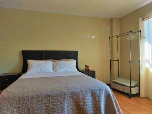 1 dormitorio con 1 cama y ducha acristalada en Casa Mahulu en Paracas