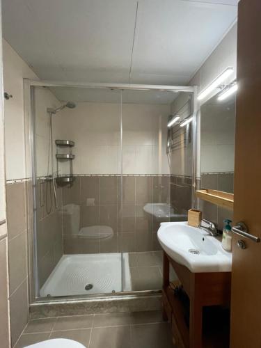 y baño con ducha y lavamanos. en Apartamento Unquera - Val de San Vicente, en Unquera