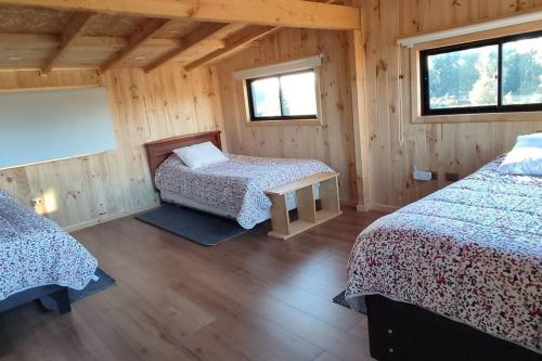 Una cama o camas en una habitación de Cabaña y Tienda Telar Lanas