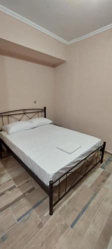 een groot bed in een witte kamer met een matras bij Όμορφο στούντιο στη Χίο! Α2 in Chios