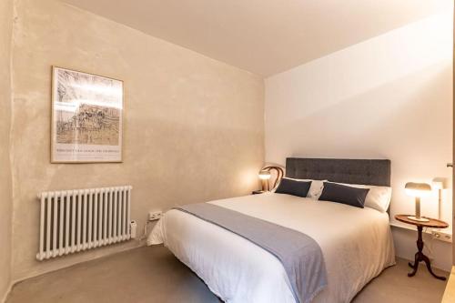 1 dormitorio con 1 cama blanca grande en una habitación en Apartamento Basartena I Puerto Viejo, en Getxo