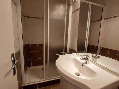 Koupelna v ubytování Appartement à Autrans, balcon sud, 4 pers, animaux admis, parking à 500m du centre - FR-1-737-38