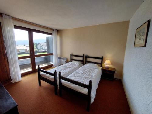 Postel nebo postele na pokoji v ubytování Appartement à Autrans, balcon sud, 4 pers, animaux admis, parking à 500m du centre - FR-1-737-38