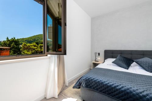 Un pat sau paturi într-o cameră la Luxury Apartments Mazza -Leonarda