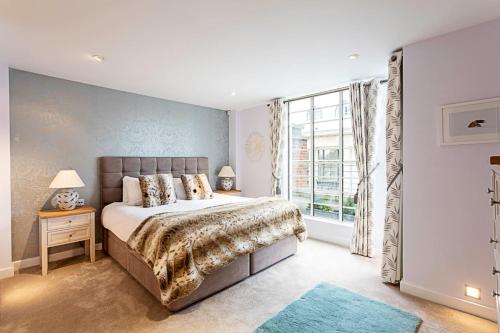 ein Schlafzimmer mit einem großen Bett und einem Fenster in der Unterkunft Luxury and Modern Bayswater Apartment in London