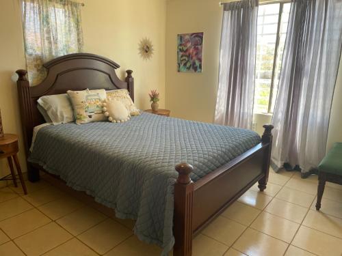 Un dormitorio con una cama grande con almohadas. en Finca Rositas, en Valle de Guadalupe