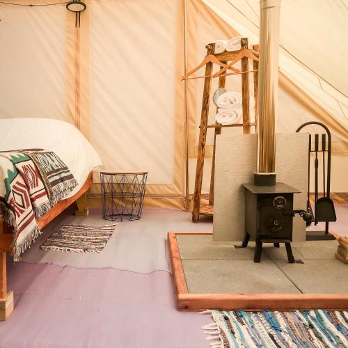 Posezení v ubytování Tinker the Bell Tent at Pentref Luxury Camping
