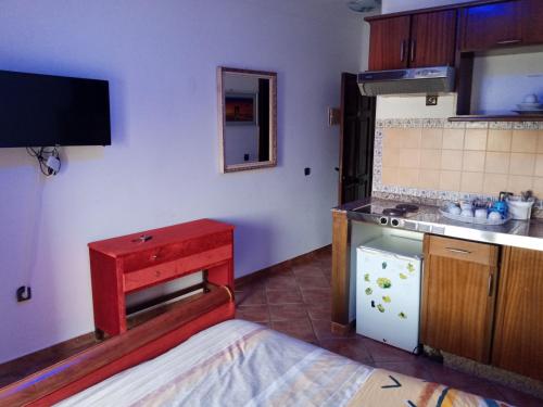 uma pequena cozinha com um fogão e um lavatório em Miradore golfe em Martil