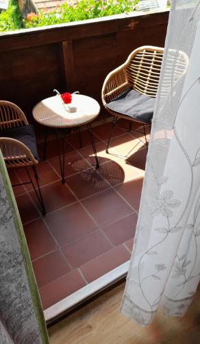 eine Terrasse mit 2 Stühlen, einem Tisch, einem Tisch und Stühlen in der Unterkunft Haus Pyhrgasblick in Windischgarsten