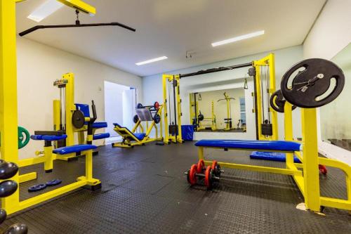 un gimnasio con equipamiento amarillo y azul en una habitación en Ponta Negra Beach Apts 507 e 501 en Natal