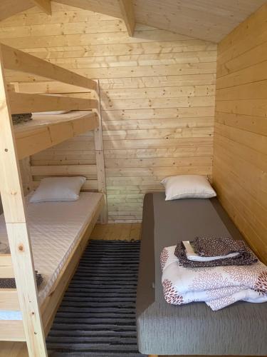 a room with two bunk beds in a cabin at Домик на Чудском озере in Katase