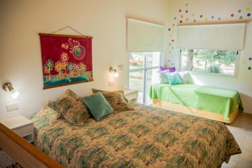 Schlafzimmer mit einem Bett und einem Fenster in der Unterkunft COSTA COM Cabañas in Merlo