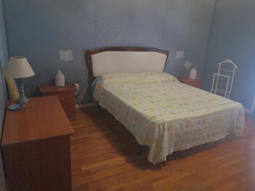 1 dormitorio con cama, mesa y escritorio en B&B Villa Carmen, en Sciacca