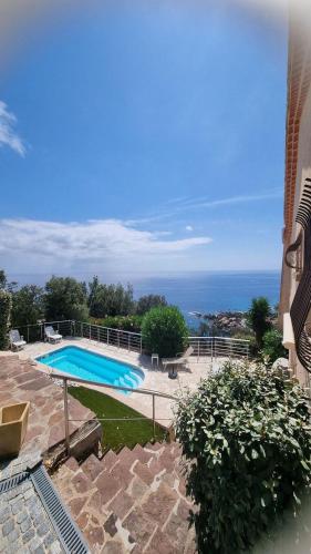 une piscine avec vue sur l'océan dans l'établissement Courrier sud 1918, aux Issambres