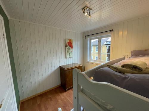a bedroom with a bed and a window at Kjerkgata 6 - midt i Røros sentrum in Røros