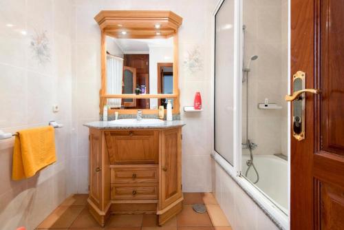W łazience znajduje się drewniana umywalka i wanna. w obiekcie Villa Ramos Uno w mieście Puerto Calero