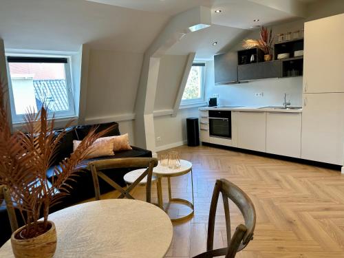 cocina y sala de estar con mesa y sillas en Pure Center B en Zandvoort