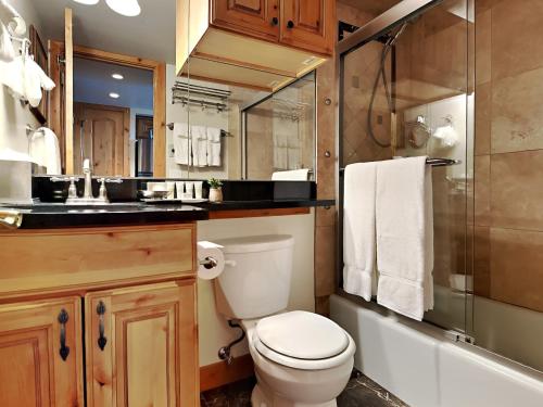 un bagno con un water e un lavandino di Timberline Condominiums Studio Loft Deluxe Unit 317 a Snowmass Village