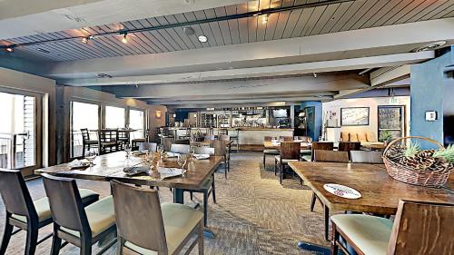una sala da pranzo con tavoli e sedie in legno di Timberline Condominiums Studio Loft Deluxe Unit 317 a Snowmass Village