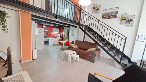 La Vaguada loft في مدريد: غرفة معيشة مع أريكة ودرج
