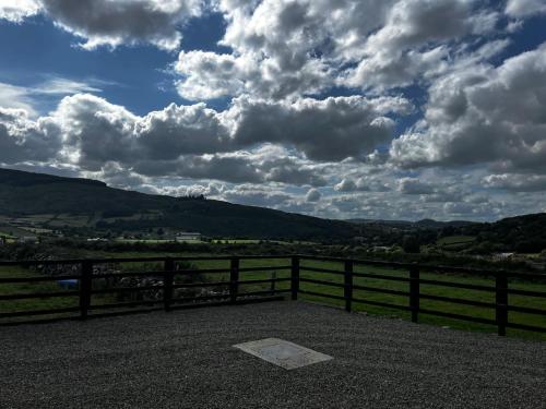 een bewolkte hemel met een hek en een veld bij Slieve Gullion Valley View 