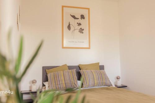 a bedroom with a bed and a picture on the wall at City-Apartment Straubing in Straubing