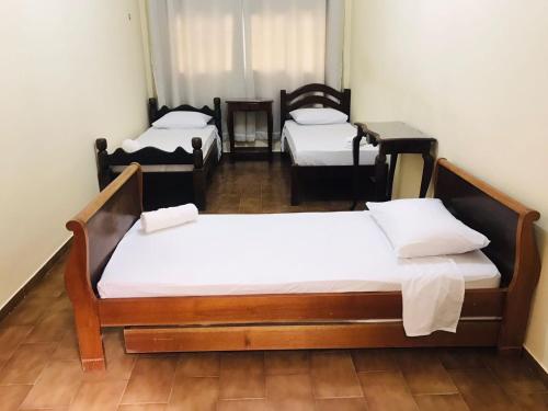 Cette chambre comprend 3 lits. dans l'établissement Casa Morada das Flores, à Areia