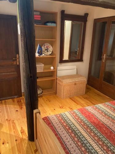 une chambre avec une étagère et un tapis dans l'établissement Rustikales Haus im Naturparadies, à Saint-Étienne-de-Tinée