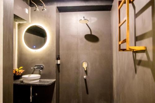 Un baño de International Travellers' Hostel by ITH Stays