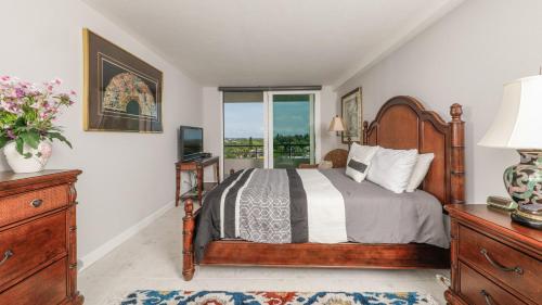 1 dormitorio con cama y ventana en 6415 Midnight Pass #805, en Siesta Key