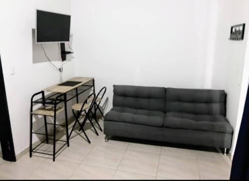 sala de estar con sofá y mesa en APARTESTUDIO ALCALA ENVIGADO, CERCA A C.C VIVA ., en Envigado