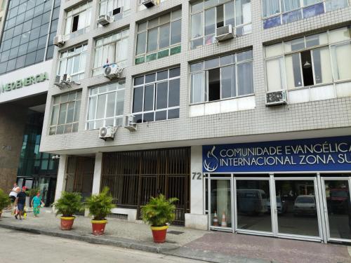 um edifício com vasos de plantas à sua frente em Residencial Praia do Flamengo - Zona Sul Rio de Janeiro no Rio de Janeiro