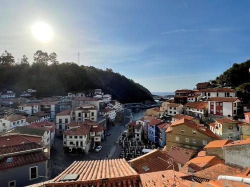 a view of a town with houses and a river at Casa de pescadores con vistas al mar in Cudillero