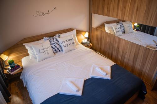 ein Schlafzimmer mit einem großen Bett mit Handtüchern darauf in der Unterkunft Henriett’s cosy place in Satu Mare