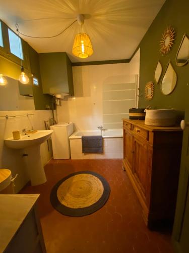 ein Badezimmer mit einem WC, einem Waschbecken und einer Badewanne in der Unterkunft BEAU T2 BOMPARD ENDOUME in Marseille