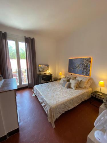 sypialnia z łóżkiem i dużym oknem w obiekcie BEAU T2 BOMPARD ENDOUME w Marsylii